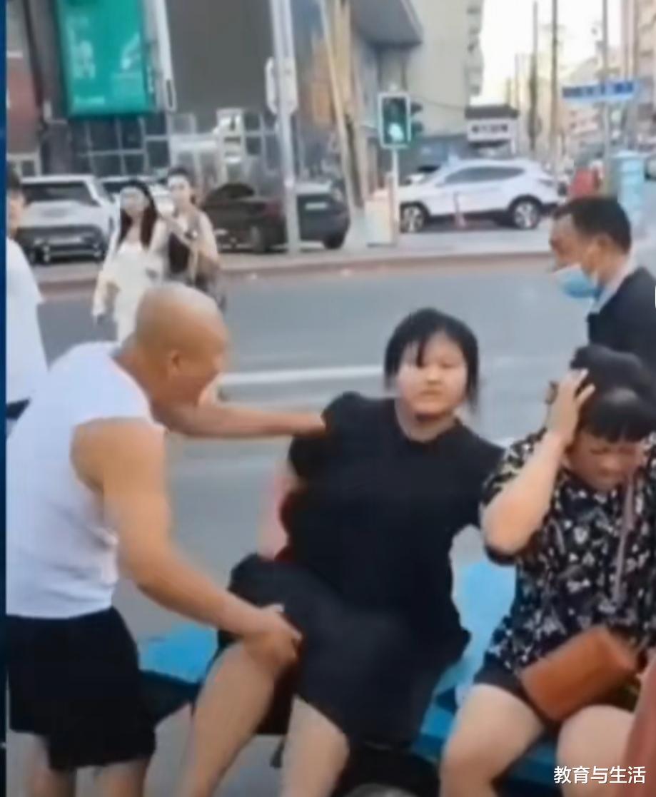 女孩向母亲要零花钱出去玩被拒当街对母亲施暴,被路人拳打脚踢教训