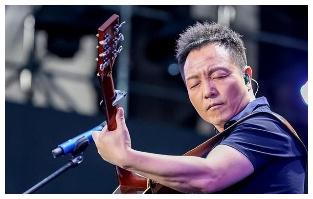 许巍|歌手许巍：与初恋结婚24年无子女，如今54岁仍被叫“许少年”