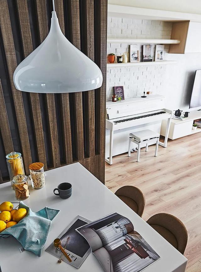 这对夫妻很有远见,巧用玻璃做隔断,把家装得明亮又实用,晒晒!