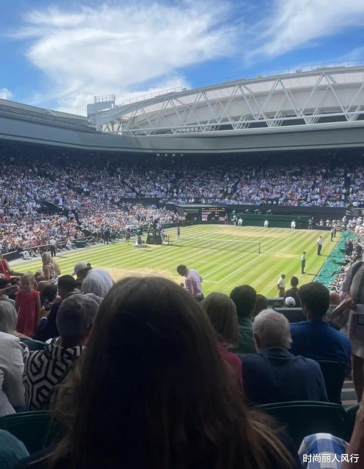 谷爱凌和妈妈又一次高调亮相！穿白色看温网决赛，妈妈又变年轻了
