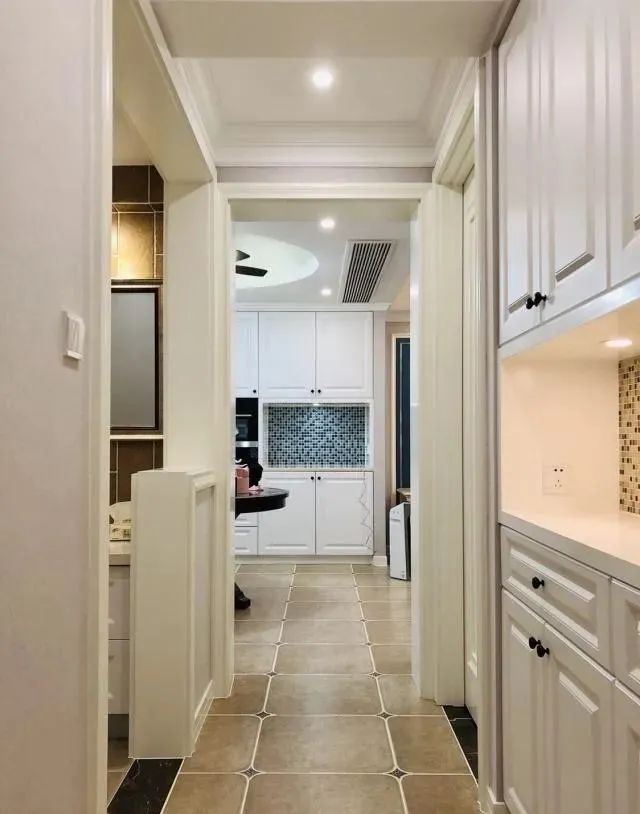 老公坚持在过道打柜子,完工后我懵了,电视墙最抢眼,谁见过!