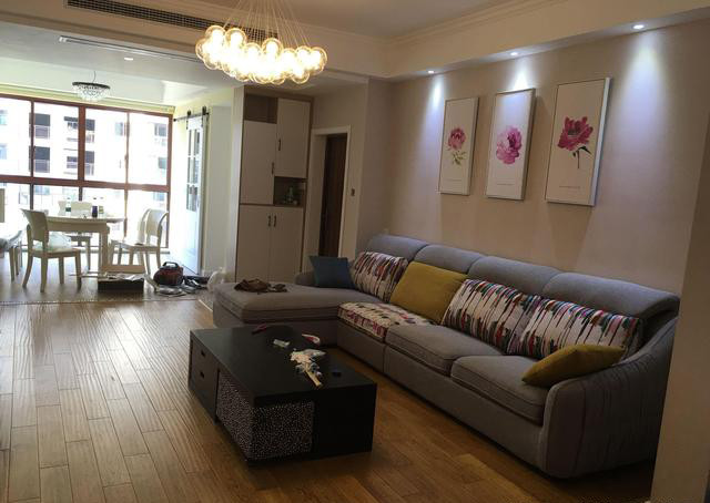 老公非要在床头打一圈柜子,完工才知实用,不过阳台更迷人,晒晒