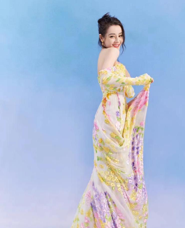 迪丽热巴|迪丽热巴又飒又美，3套时尚穿搭，照着穿会很美