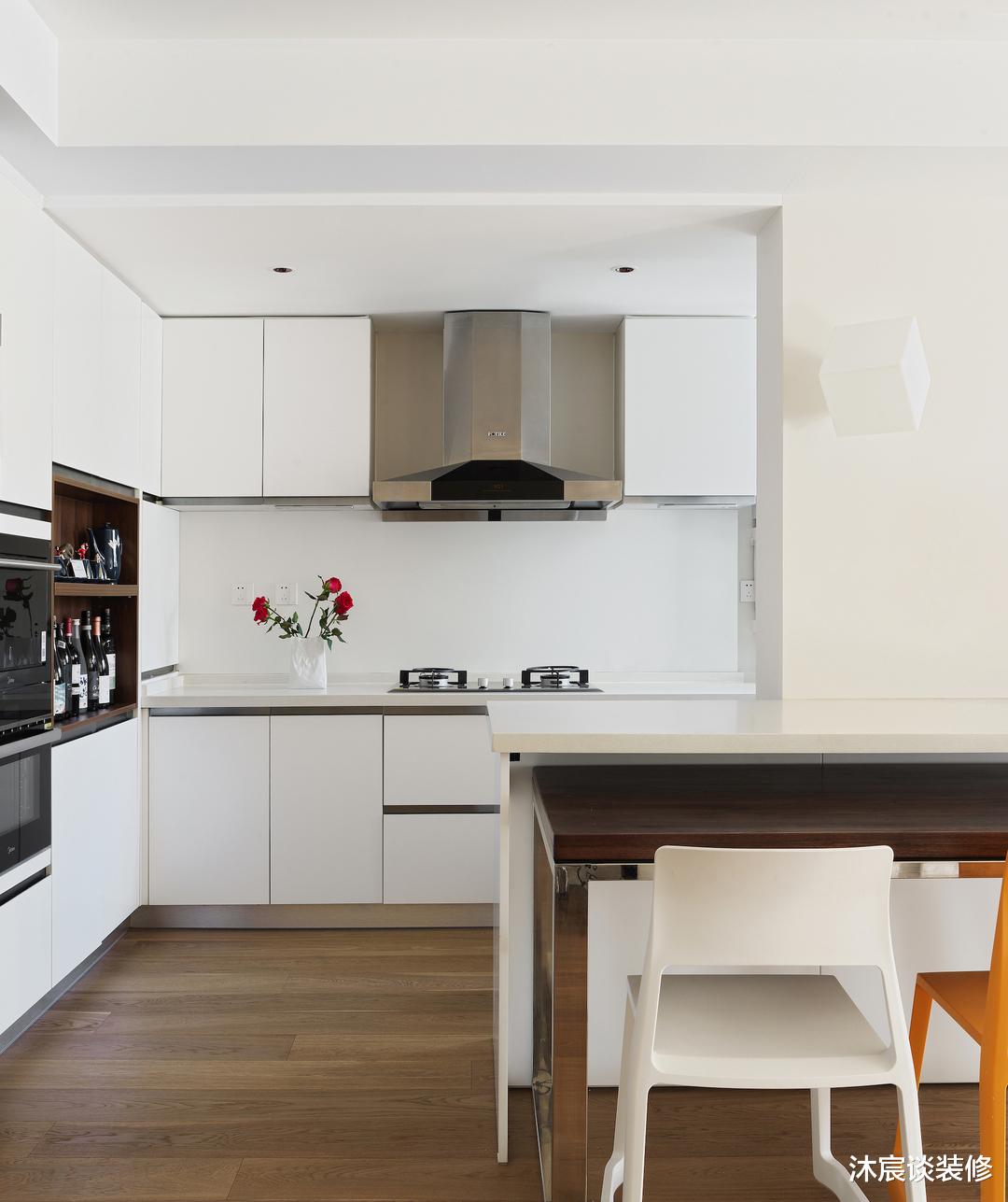 想省钱又要好看，这套装修可以学，用白墙搭配原木地板，温暖舒适