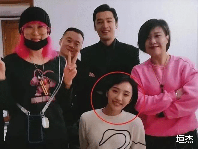 钟镇涛|6位娶了“自家经纪人“的男星，个个出乎意料，对对幸福美满