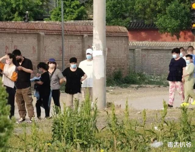 |郭德纲一家做核酸被偶遇！王惠大花裤子太吸睛，小儿子胖到不敢认