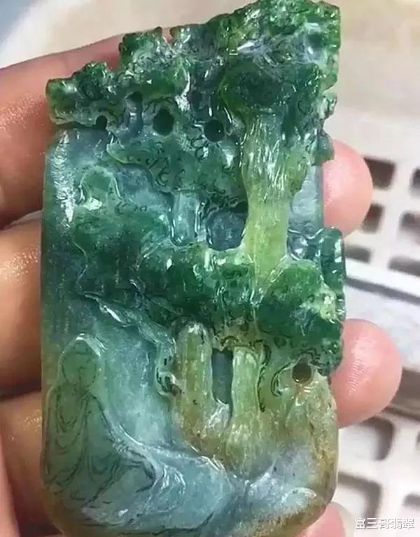 三彩|玉赏 ▏一块灰底多裂的三彩翡翠,大师级演绎避裂和俏色!