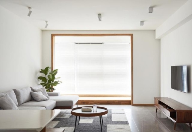 越来越流行不做吊顶电视墙,颜值不差还省钱,但今天还有人在反驳