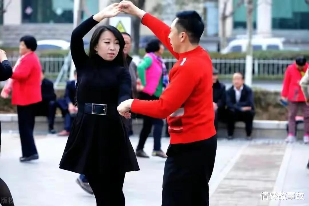 62岁老人哭诉:交谊舞跳不得,跳半年被打三次,还进了一次公安局