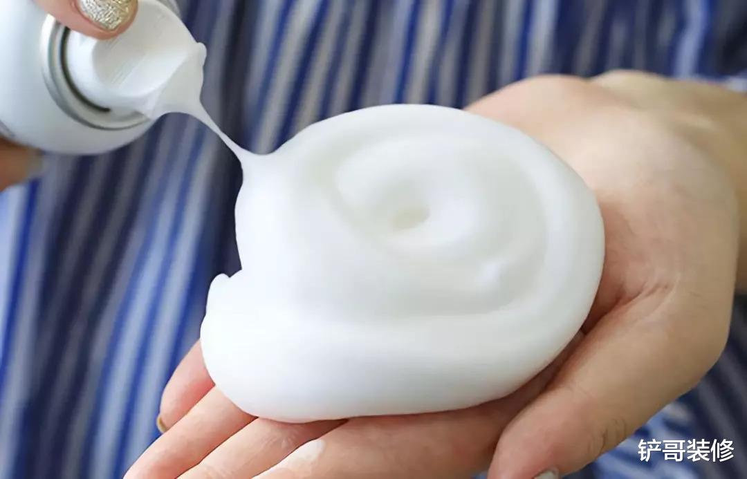 终于弄懂了,如厕后,为何我们将厕纸扔纸篓,而日本人扔马桶冲走