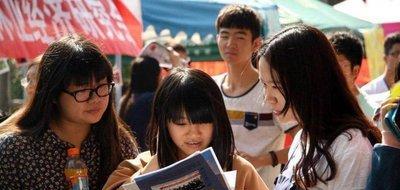 穿衣搭配|校园里盛行“奶头乐”现象,只顾眼前快乐,有些家长却毫无察觉!