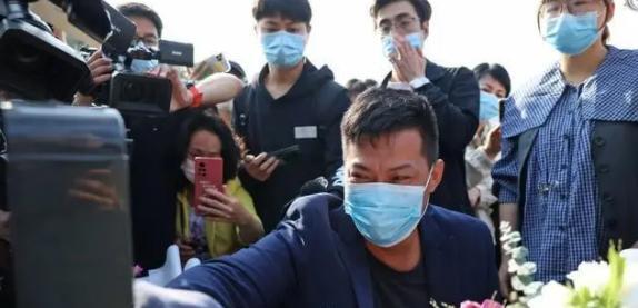 微信好友因病去世,男子在朋友圈悼念,5年后警察告知:她是你妈