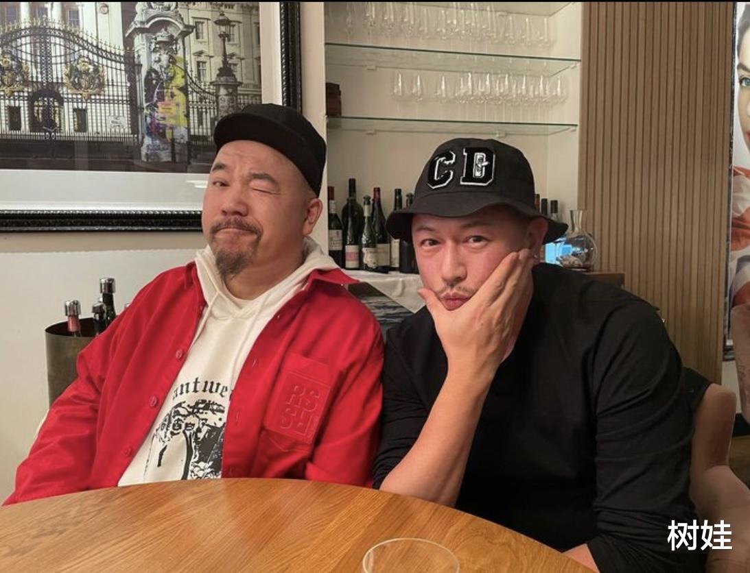 陈键锋|陈键锋赴英国与黄伟文叙旧,喝得满脸通红很尽兴,留胡渣尽显成熟