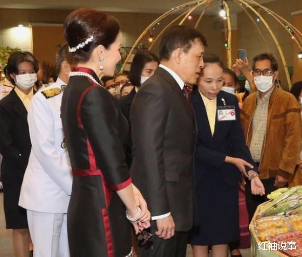 苏提达|44岁苏提达玩浪漫，炫耀泰王送的草莓手链，比古董王冠都有意义