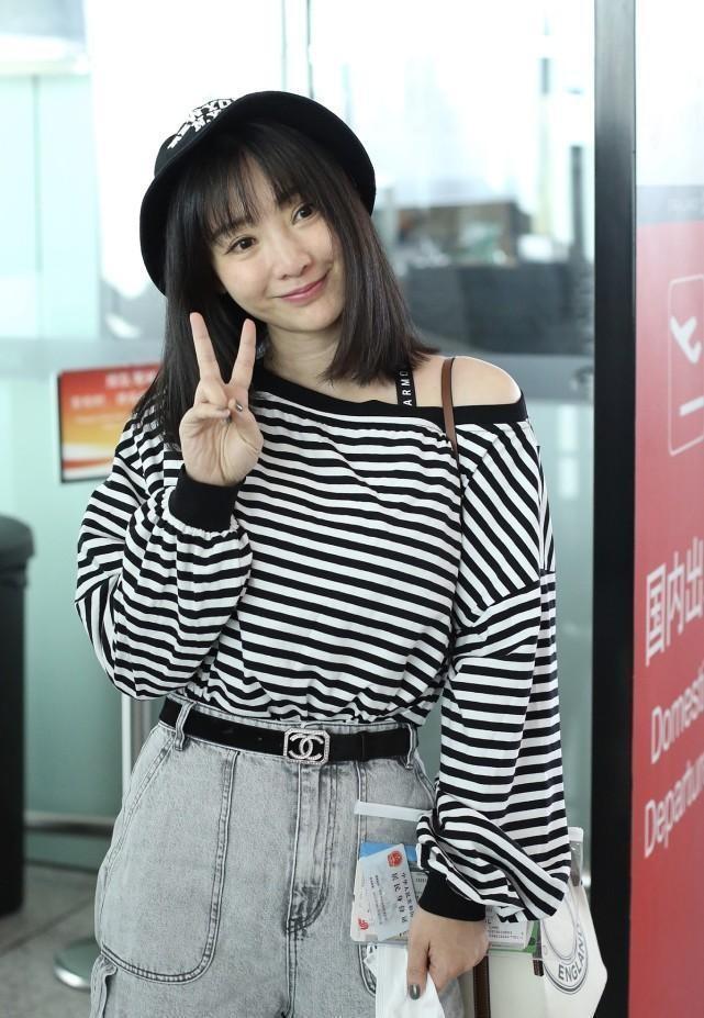 柳岩|柳岩张俪同框,看出身材差异,都穿休闲套装,柳岩看着腿有点短