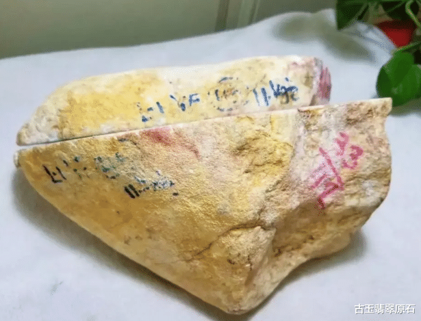 翡翠|帅哥用全部身家拿下的一块翡翠原石，竟意外切出10条春带彩手镯？