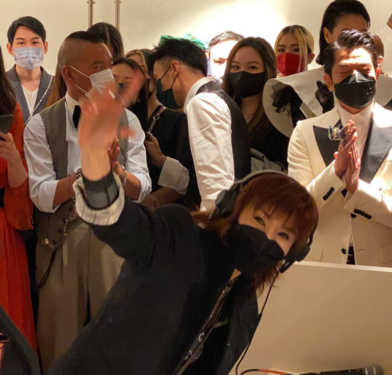 张曼玉|57岁张曼玉罕见露面，穿露脐装秀纤细腰围，谢霆锋和郭富城秒变迷弟