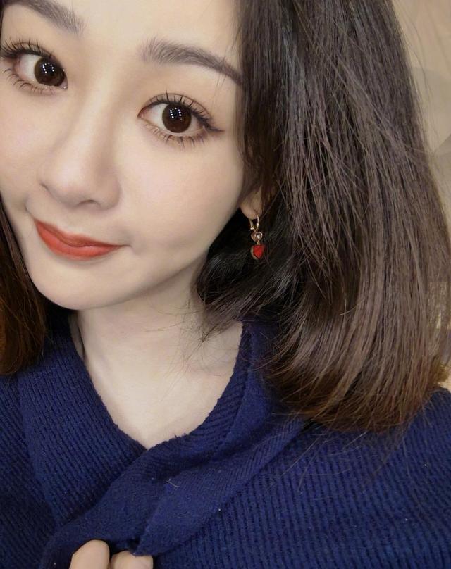 发型 杨紫最近的营业美图,白衬衫清纯,卷发清丽,没有刘海也太美了!