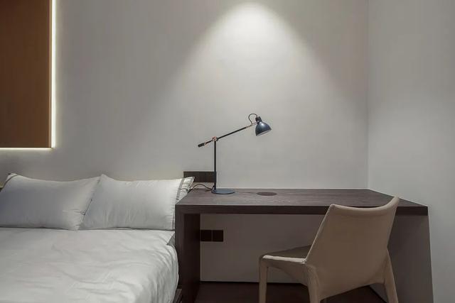 150㎡现代极简，净白的墙面，加入木质感，满屋自然轻松的体验