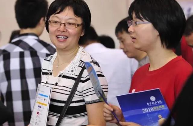 西安|名校毕业的女儿被大厂裁员,母亲焦虑到崩溃,网友:哭有什么用