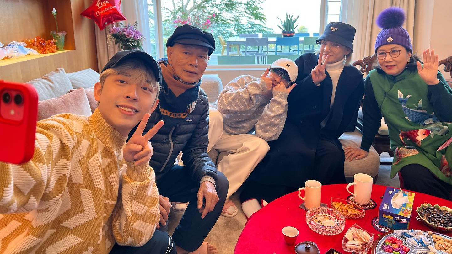 汪明荃|汪明荃豪宅招待香港顶流男团，摆桃树年味足，罗家英演奏二胡贺年