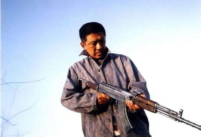 陕西悍匪董震,父母接连被害彻底爆发,当晚手持菜刀灭仇人全家!