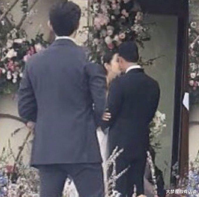 玄彬|世纪婚礼亲吻照曝光!孙艺珍紧抓老公手臂,踮脚尖甜吻玄彬