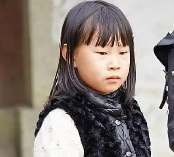 谢娜|小沈阳晒15岁女儿近照,颜值逆袭被夸超模气质,网友:撞脸孔孝真