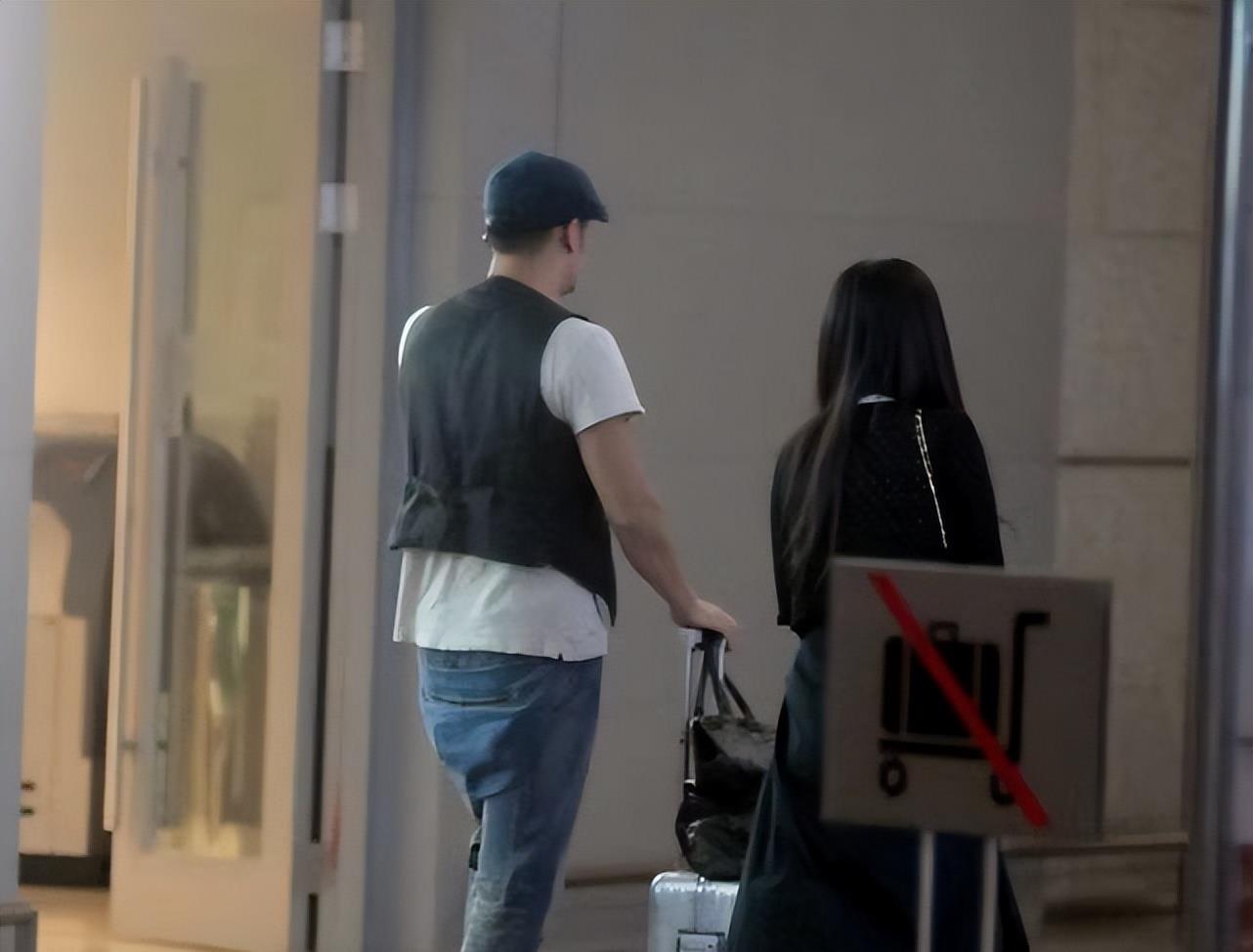 邵兵|邵兵罕携妻走机场,娇妻素颜五官出众,一身文艺范嫩得像个学生