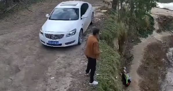 陕西延安一男子看钓鱼忘拉手刹, 爱车溜进鱼塘:自己都惊呆了!