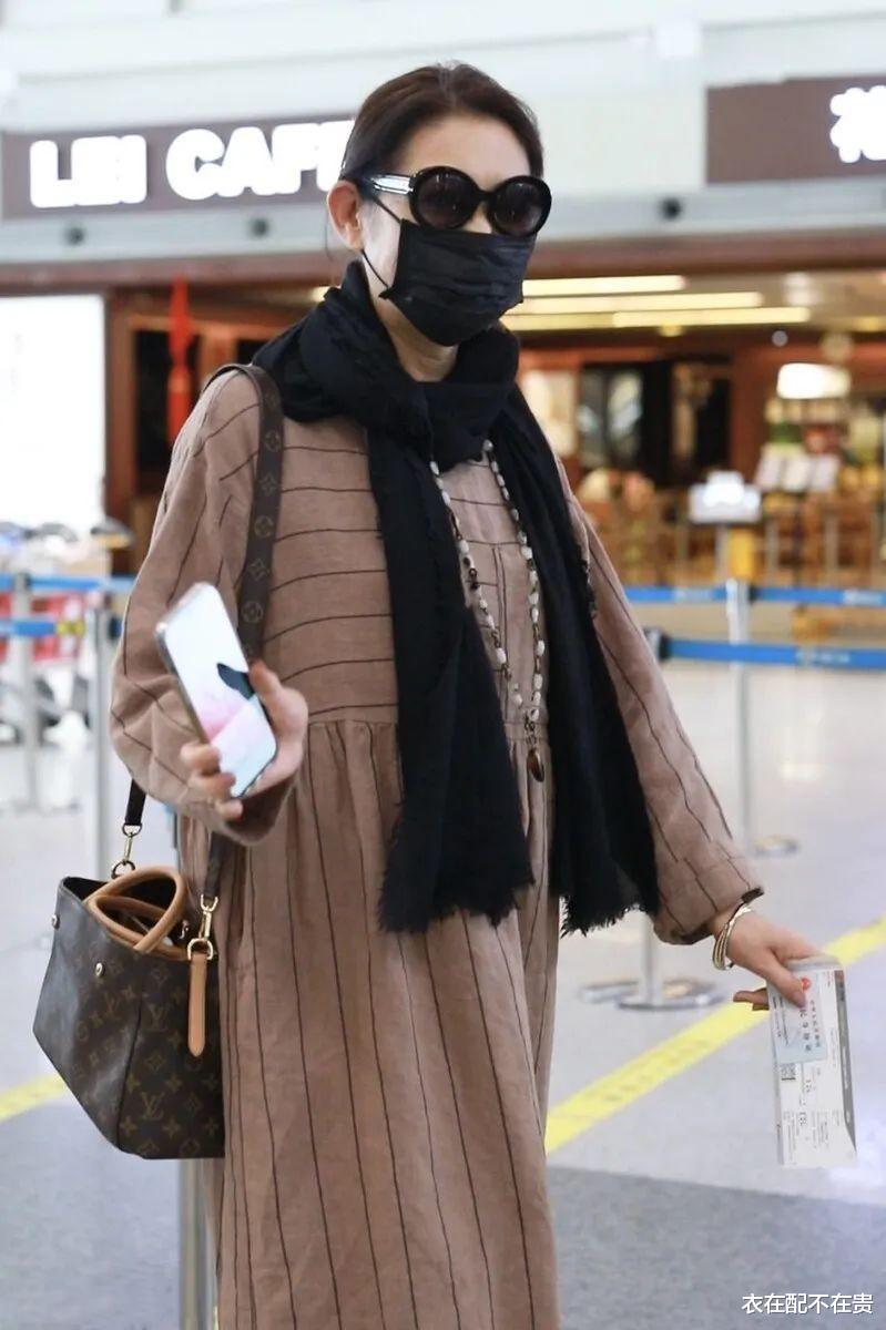 倪萍越老越洋气，用“极简风”塑造气质感，配4万包包低调又奢华