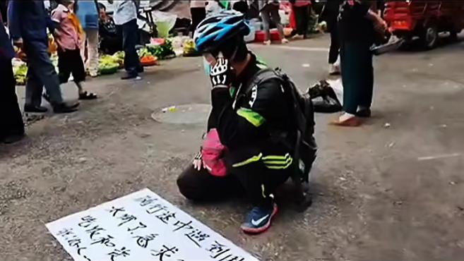 年轻小伙在菜市场装骑行人员乞讨，被女孩戳穿后竟然恼羞成怒，口罩一揭秒变大叔