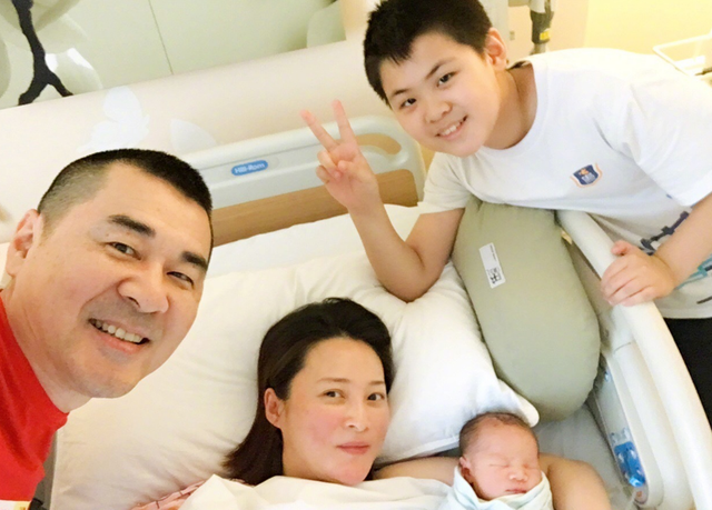 陈建斌|陈建斌街头拍戏引围观，穿一双拖鞋配脏袜子