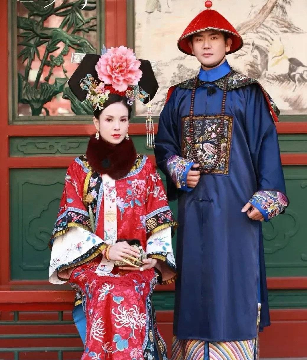 李若彤|李若彤挑战清宫造型,穿一身大红旗装韵味十足,气场越老越强大