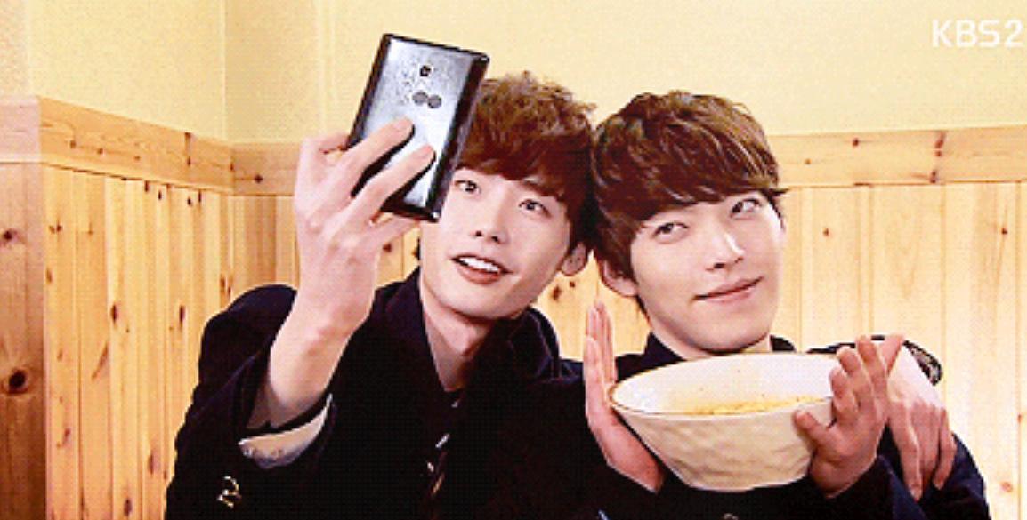 金宇彬|李钟硕金宇彬最新同框很养眼!兄弟二硕的笑太甜了,太有感染力了