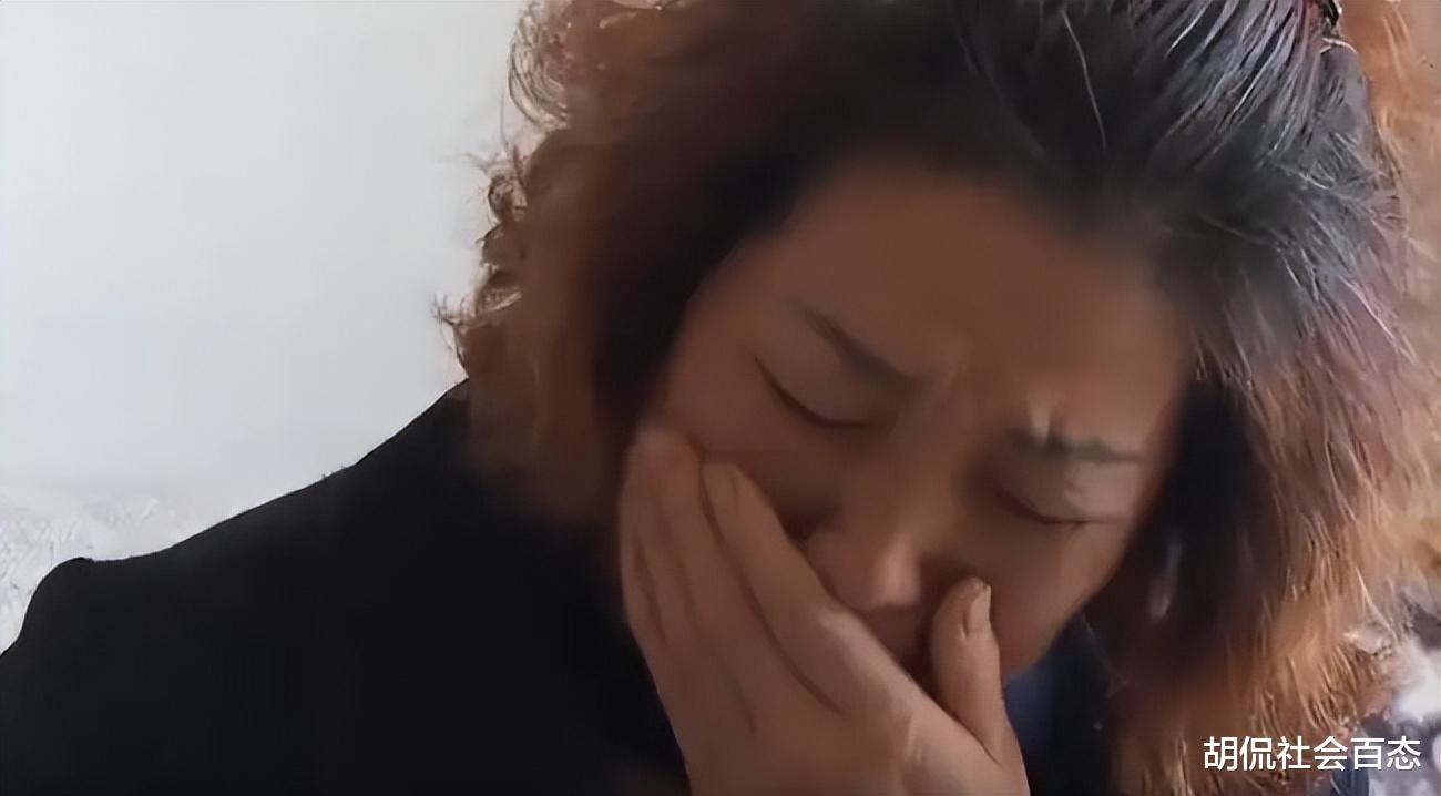 14岁儿子因表现不好被妈妈说了几句,结果,妈妈惨遭儿子当众暴打