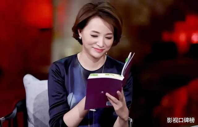 |54岁周涛近照曝光,穿旗袍配灰色外套气质端庄优雅,弯腰送道具