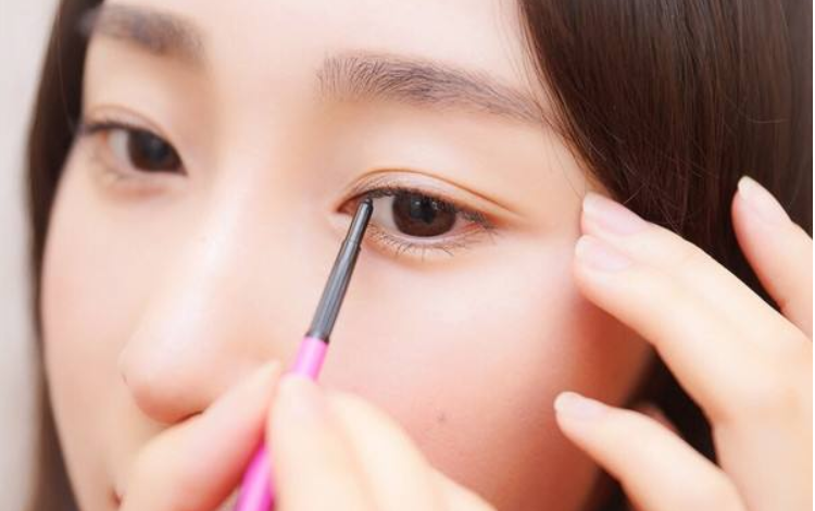 眼妆 “妆容”好不好看？就看眼部！教你眼妆4步骤，简单好看还易上手。