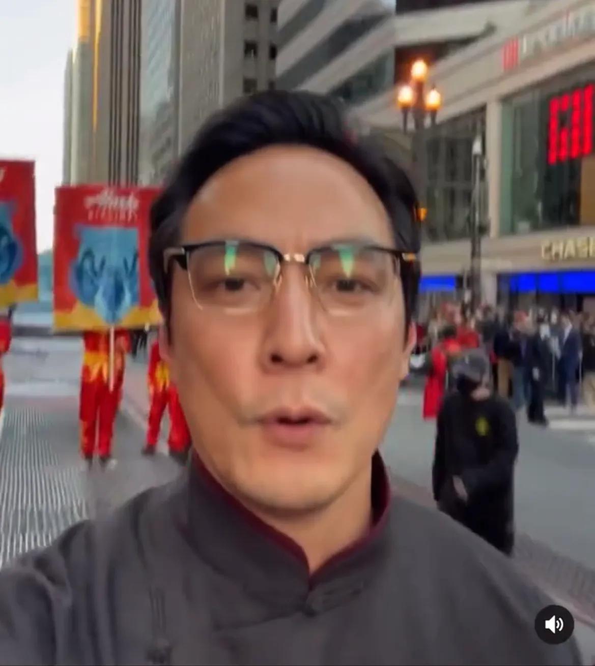 吴彦祖|吴彦祖一家三口参加花车巡游，8岁女儿漂亮似洋娃娃，和妈妈很像