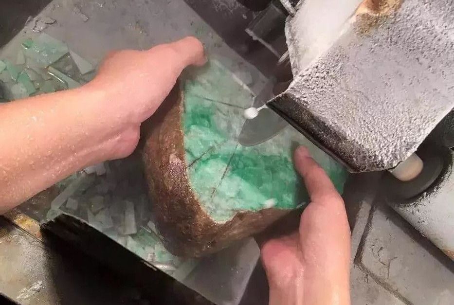 翡翠|百万买下的“帝王绿”翡翠原石，没想到一刀切出一堆裂！