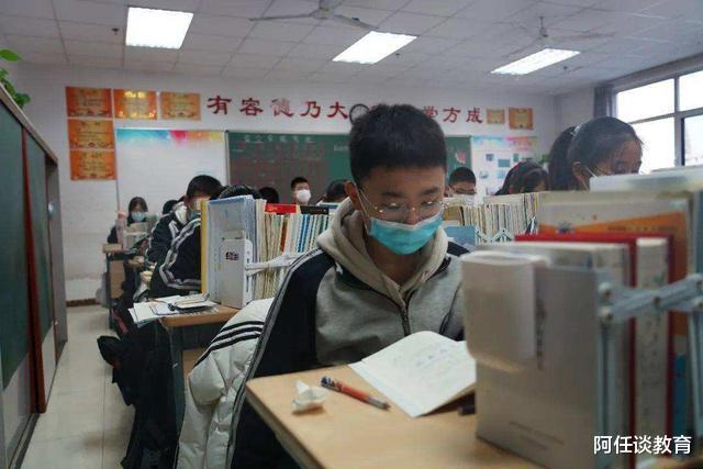 美甲 疫情封校也要美！女大学生隔着栏杆做美甲，穿着“清凉”引热议