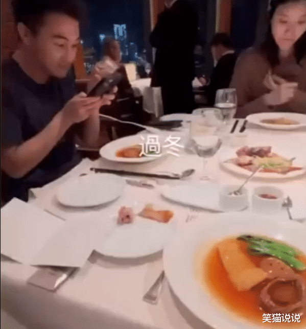 奚梦瑶|奚梦瑶何猷君香港被偶遇,牵手一起走好甜蜜,与何超欣逛街合影