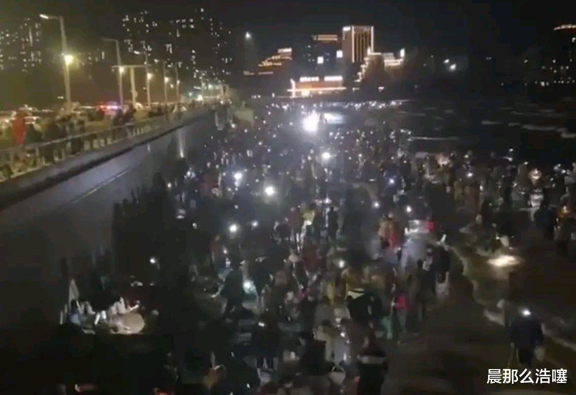 烟台女子从海滩捡30斤虾回家,女子驱车三小时连夜捞海肠,10万元