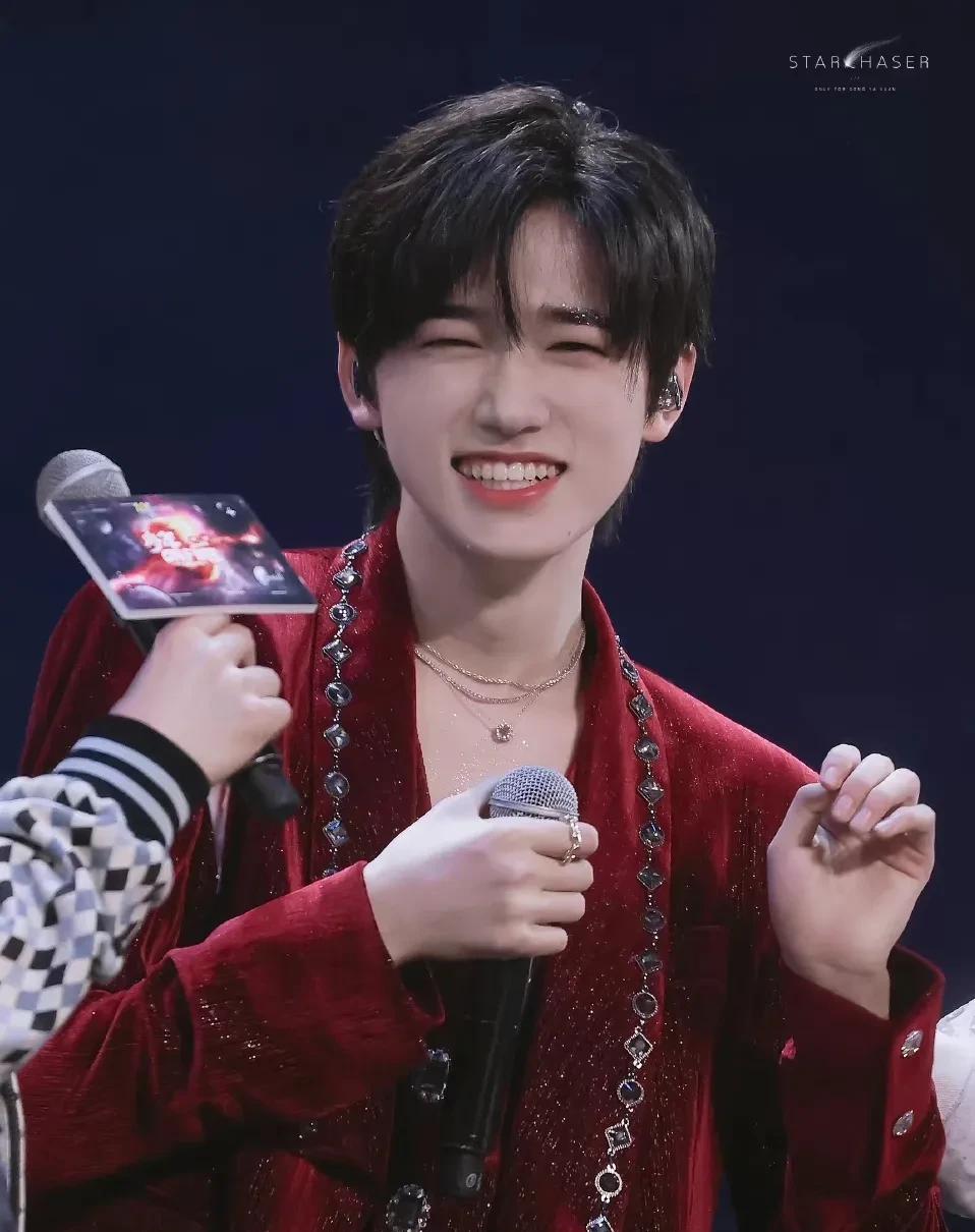 刘冰|丝绒西装才是西装中的王者吧!这几位男明星风格各异却同样帅气