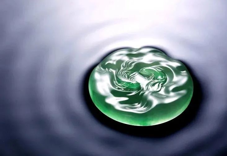 翡翠手镯|诱人的高冰玻璃地翡翠手镯心