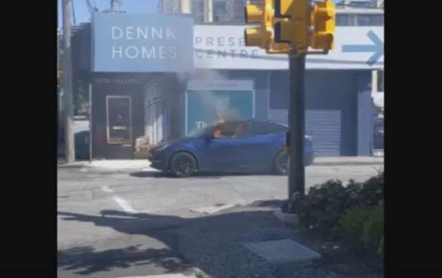 特斯拉半路突然断电冒烟起火!加拿大男车主踢碎车窗惊险逃生