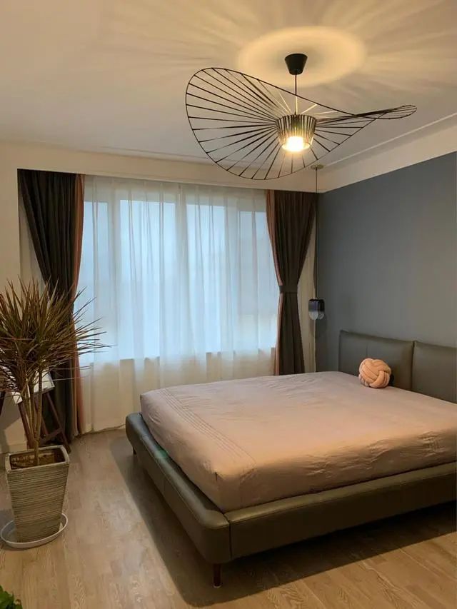 最顶层新房,地面铺木地板,客厅不做电视墙,颜值高,很舒适!