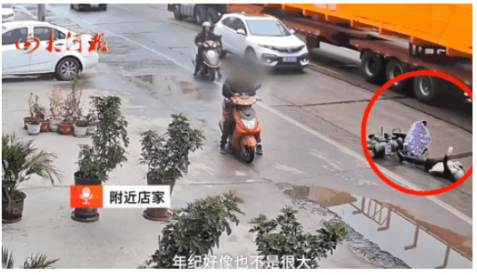 湖南邵阳,早上9点左右,一女子骑电动车时突然连车带人摔倒在地,然后全身不停地抽搐