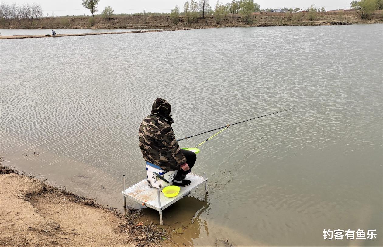 饵料|春季钓鱼应该注意些什么？鱼在起伏不定，你还在坚持钓底？
