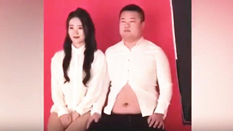辽宁一对情侣拍结婚证，壮汉被迫穿上“露脐装”太滑稽，女友全程憋着笑